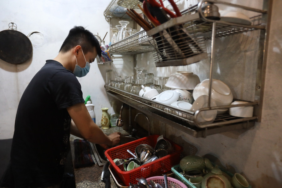 Hà Nội: Hàng quán xuyên đêm dọn dẹp chuẩn bị đón khách sáng 14/10 ảnh 2