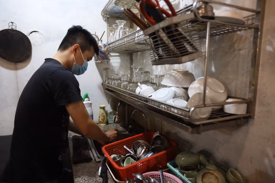 Hà Nội: Hàng quán xuyên đêm dọn dẹp chuẩn bị đón khách sáng 14/10 ảnh 2