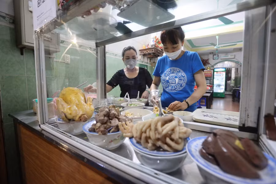 Hà Nội: Hàng quán xuyên đêm dọn dẹp chuẩn bị đón khách sáng 14/10 ảnh 6