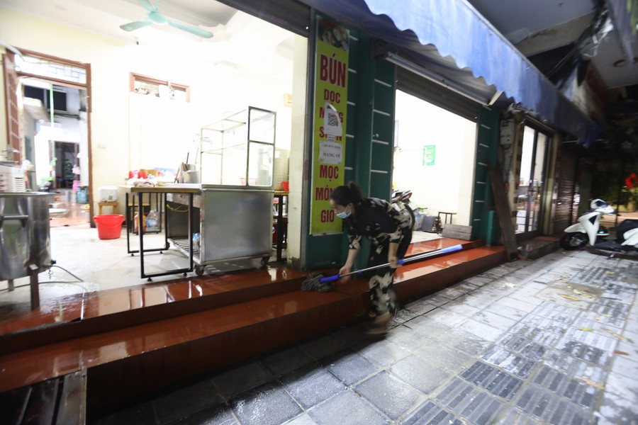 &quot;Thực đơn của quán trong ngày 14/10 về cơ bản cũng không có thay đổi nhiều so với trước thời điểm phải tạm dừng hoạt động để phòng dịch, đến giờ những công việc chuẩn bị cho ngày mai mở cửa trở lại cũng đã hoàn thiện&quot; chủ cửa hàng cho biết.