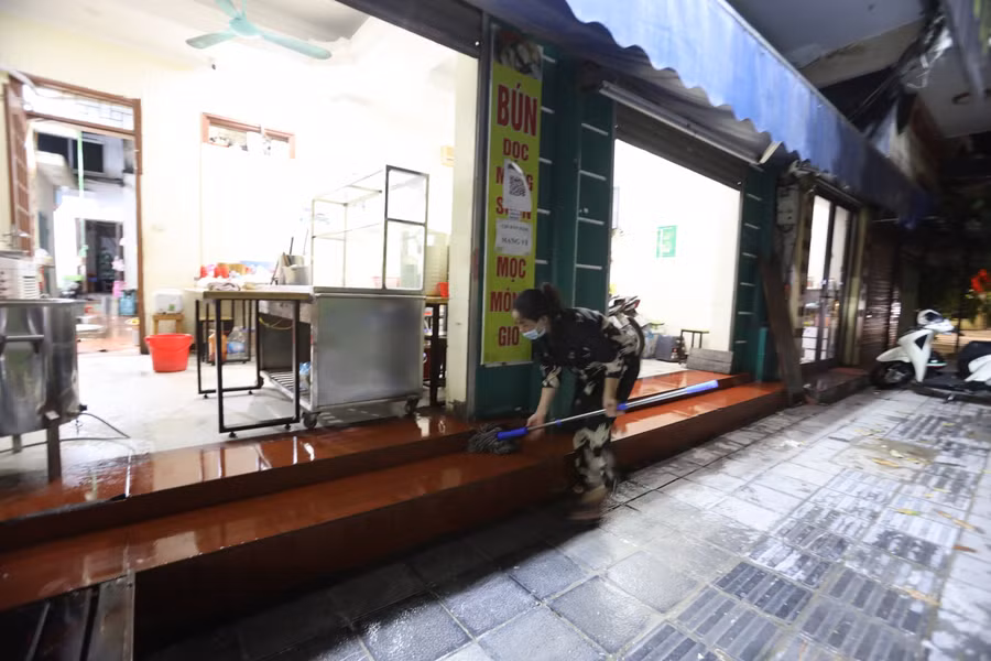 "Thực đơn của quán trong ngày 14/10 về cơ bản cũng không có thay đổi nhiều so với trước thời điểm phải tạm dừng hoạt động để phòng dịch, đến giờ những công việc chuẩn bị cho ngày mai mở cửa trở lại cũng đã hoàn thiện" chủ cửa hàng cho biết.