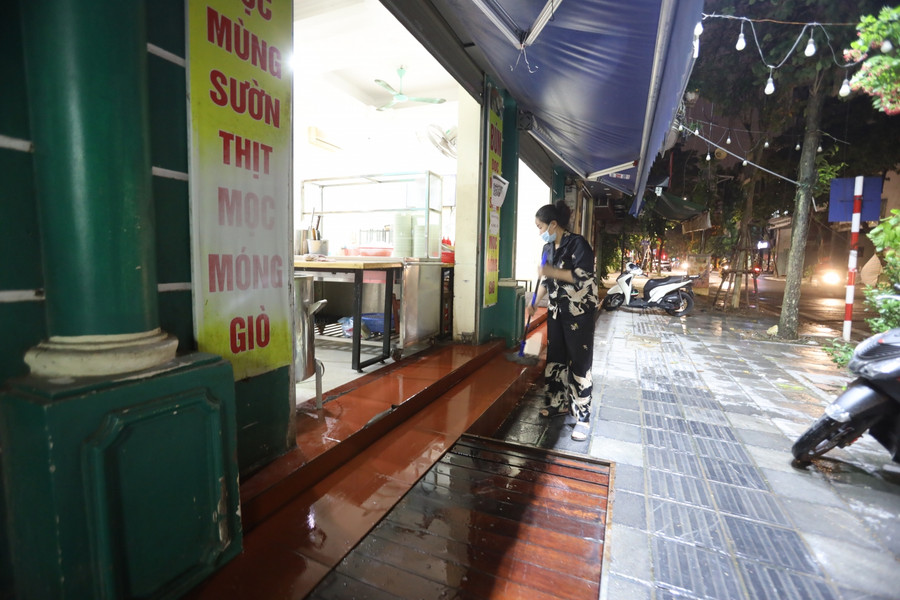 Tại đường Tô Hiến Thành, đến tối các công việc dọn dẹp tại cửa hàng vẫn diễn ra.