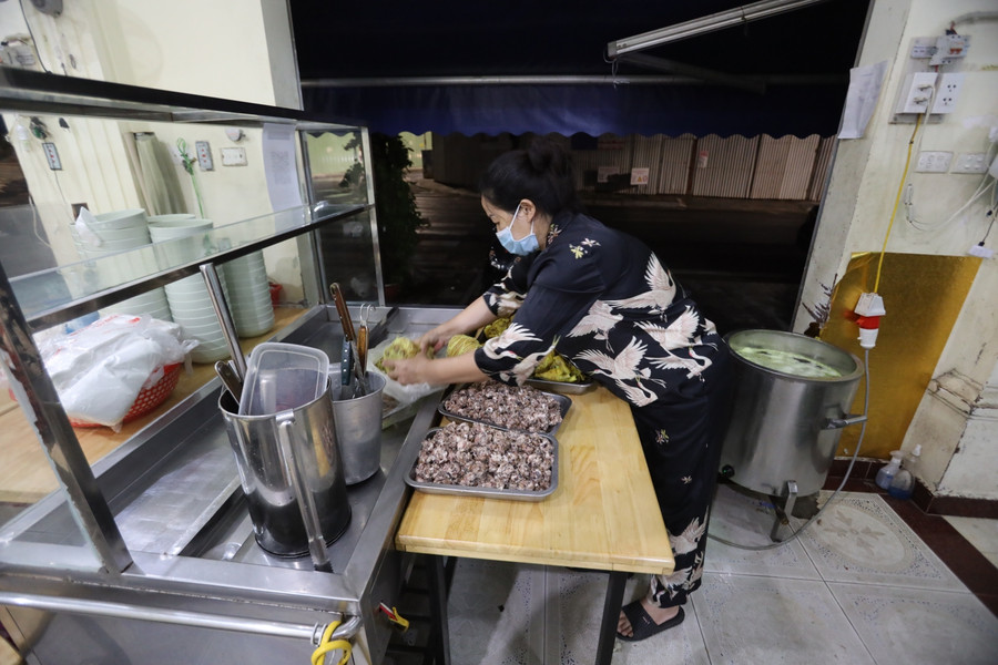 Đặc điểm của cửa hàng ăn uống là phải được chuẩn bị từ rất sớm, nên trong tối ngày 13/10 ngoài việc dọn dẹp để đón thực khách ra, nhà hàng phải chuẩn bị nguyên vật liệu cho ngày hôm sau.