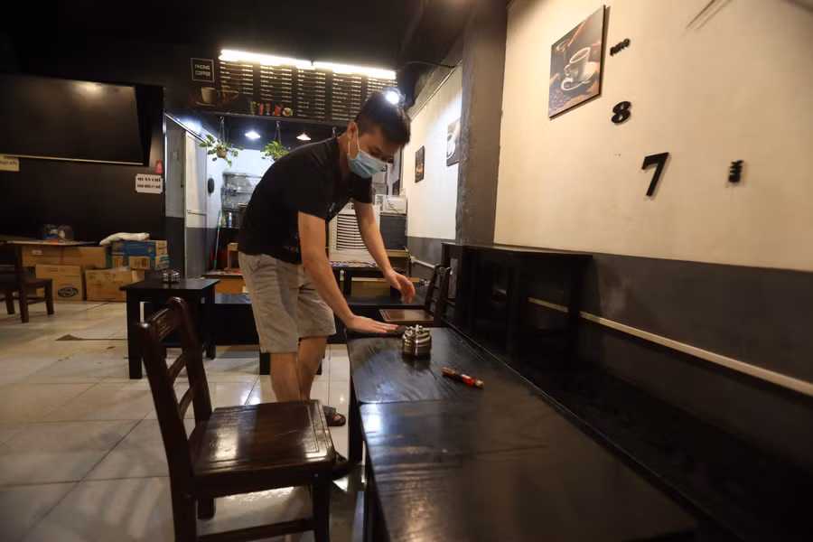 Tại quán cafe Phong trên đường Cù Chính Lan- Thanh Xuân, cho dù đêm tối quán vẫn tất bật dọn dẹp để chuẩn bị đón khách tại quán vào ngày 14/10.