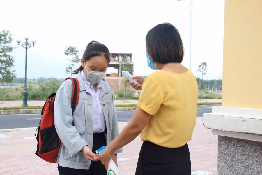Nhà trường tổ chức đo thân nhiệt, sát khuẩn kĩ lưỡng trước khi thí sinh vào phòng thi.