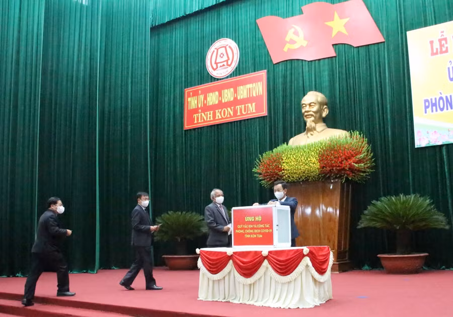 Tỉnh Kon Tum phát động và tiếp nhận ủng hộ “Quỹ vaccine và công tác phòng, chống Covid-19 tỉnh Kon Tum”.