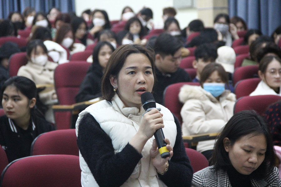 Các đại biểu là học viên, sinh viên của Học viện Quản lý Giáo dục thảo luận, đặt câu hỏi với các diễn giả. Các đại biểu là học viên, sinh viên của Học viện Quản lý Giáo dục thảo luận, đặt câu hỏi với các diễn giả.