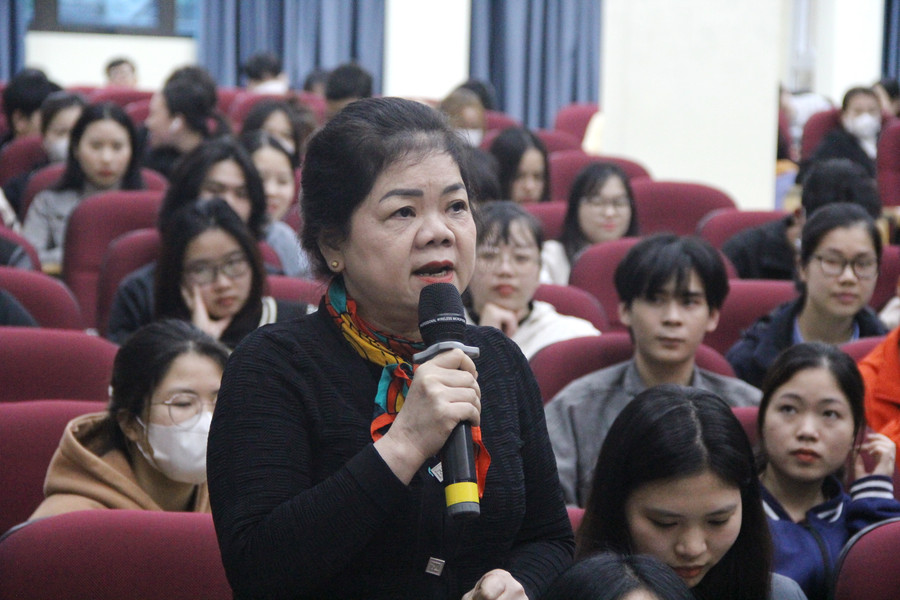 PGS.TS Trần Thị Minh Hằng trao đổi tại hội thảo. PGS.TS Trần Thị Minh Hằng trao đổi tại hội thảo.