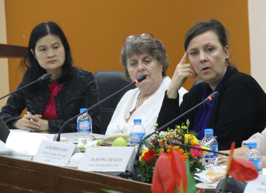 Các chuyên gia đến từ Vương quốc Bỉ chia sẻ kinh nghiệm trong đào tạo tâm lý lâm sàng cho sinh viên. Các chuyên gia đến từ Vương quốc Bỉ chia sẻ kinh nghiệm trong đào tạo tâm lý lâm sàng cho sinh viên.