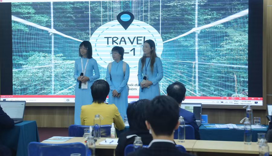 Nhóm dự án ứng dụng Travel 1-1 thuyết trình trước Ban giám khảo.