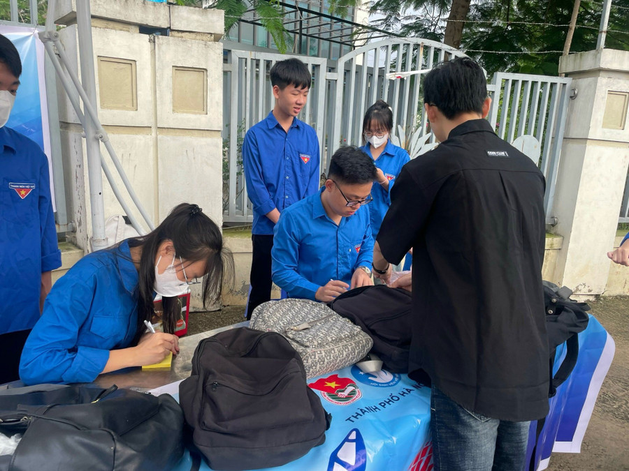 Các bạn tình nguyện viên hướng dẫn các thí sinh tìm vị trí phòng thi; hỗ trợ nước uống, thực hiện hướng dẫn, phân luồng các thí sinh vào phòng thi. Các bạn tình nguyện viên hướng dẫn các thí sinh tìm vị trí phòng thi; hỗ trợ nước uống, thực hiện hướng dẫn, phân luồng các thí sinh vào phòng thi.