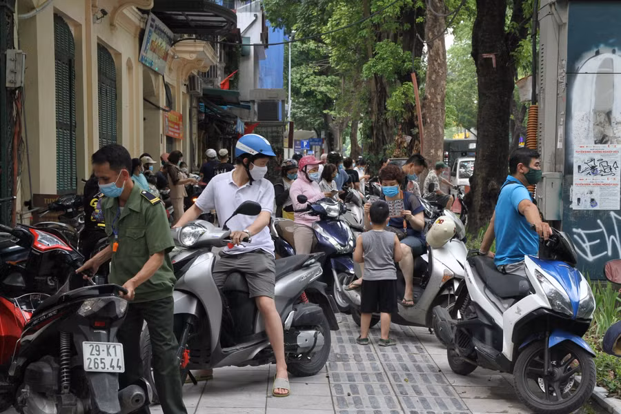 Phụ huynh chờ đón thí sinh tại khu vực điểm thi trường THPT Trần Phú.