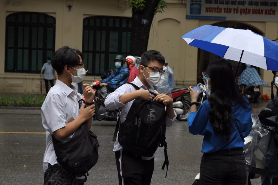 Thí sinh được tình nguyện viên hỗ trợ nhiệt tình.