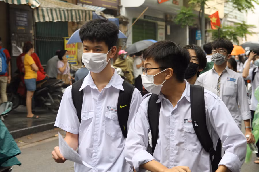 Các thí sinh hoàn thành ngày thi đầu tiên kỳ thi tuyển sinh vào lớp 10 với 2 môn Ngữ văn và Ngoại ngữ. Nhiều thí sinh đánh giá đề thi tuyển sinh lớp 10 năm nay ở mức độ phù hợp với khả năng.