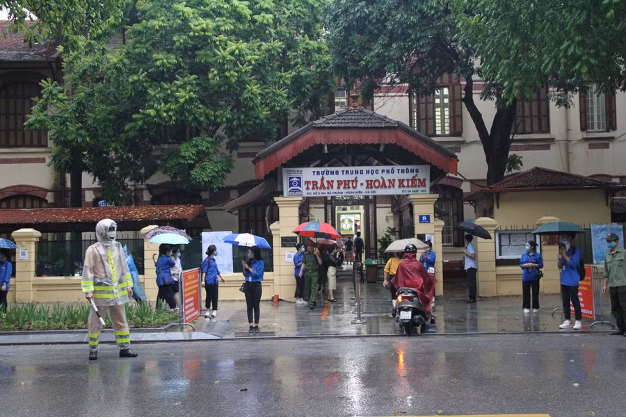 Tại điểm thi trường THPT Trần Phú (Hoàn Kiếm, Hà Nội), từ sáng sớm, công tác chuẩn bị cho kỳ thi đã được hoàn thành, bắt đầu đón thí sinh.