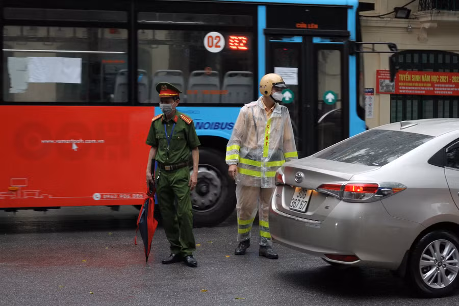 Lực lượng an ninh cũng được bố trí để đảm bảo an toàn giao thông, trật tự tại điểm thi. Người nhà đưa đón thí sinh được yêu cầu không dừng, đỗ xe tại khu vực cổng vào của điểm thi, giữ khoảng cách tối thiểu 2m để phòng chống dịch Covid-19.