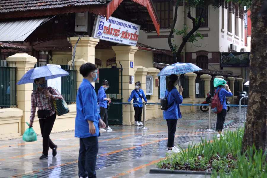 Lực lượng tình nguyện được bố trí tại điểm thi để hướng dẫn thí sinh vào làm thủ tục.