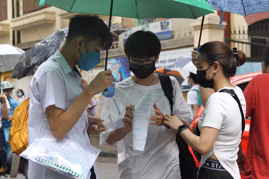 Kết thúc 2 môn thi đầu tiên kỳ thi tuyển sinh vào lớp 10, thời tiết đổ mưa nhưng nhiều thí sinh vẫn nán lại để trao đổi về đề thi Ngữ văn và Tiếng Anh.