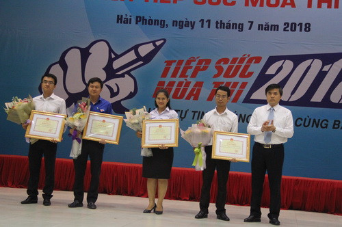 Thừa ủy quyền của Bộ trưởng Bộ GD&ĐT, ông Bùi Văn Linh-Phó Vụ trưởng phụ trách Vụ Giáo dục Chính trị và Công tác học sinh, sinh viên đã trao Bằng khen cho các đơn vị Thừa ủy quyền của Bộ trưởng Bộ GD&ĐT, ông Bùi Văn Linh-Phó Vụ trưởng phụ trách Vụ Giáo dục Chính trị và Công tác học sinh, sinh viên đã trao Bằng khen cho các đơn vị