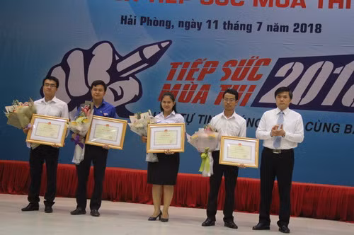 Thừa ủy quyền của Bộ trưởng Bộ GD&ĐT, ông Bùi Văn Linh-Phó Vụ trưởng phụ trách Vụ Giáo dục Chính trị và Công tác học sinh, sinh viên đã trao Bằng khen cho các đơn vị