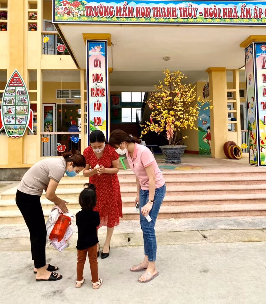 Giáo viên Trường mầm non Thanh Thủy (Thanh Hà) ân cần đón học sinh trở lại trường