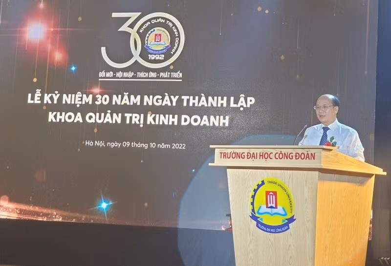 TS Hà Văn Sỹ - Trưởng khoa Quản trị kinh doanh, Trường ĐH Công đoàn phát biểu tại buổi lễ.