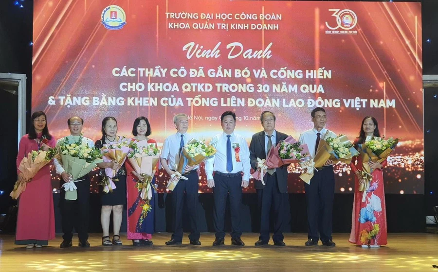 TS Lê Mạnh Hùng – Hiệu trưởng Trường ĐH Công đoàn tặng hoa chúc mừng các cán bộ, giảng viên Khoa Quản trị kinh doanh đã có thời gian công tác trên 20 năm tại Khoa.