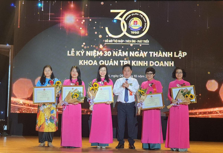 TS Lê Mạnh Hùng – Hiệu trưởng Trường ĐH Công đoàn trao Bằng khen của Tổng liên đoàn Lao động Việt Nam cho các cán bộ, giảng viên của Khoa Quản trị kinh doanh. TS Lê Mạnh Hùng – Hiệu trưởng Trường ĐH Công đoàn trao Bằng khen của Tổng liên đoàn Lao động Việt Nam cho các cán bộ, giảng viên của Khoa Quản trị kinh doanh.