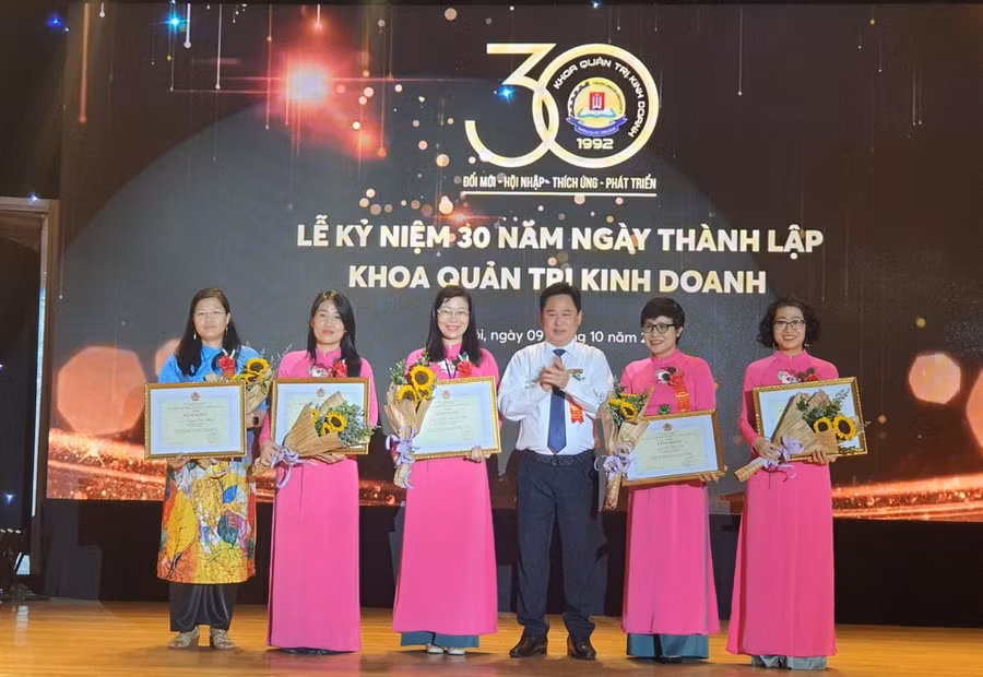 TS Lê Mạnh Hùng – Hiệu trưởng Trường ĐH Công đoàn trao Bằng khen của Tổng liên đoàn Lao động Việt Nam cho các cán bộ, giảng viên của Khoa Quản trị kinh doanh.