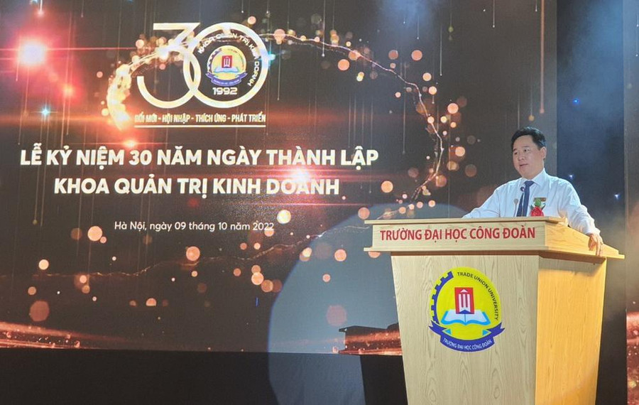 TS Lê Mạnh Hùng – Hiệu trưởng Trường ĐH Công đoàn phát biểu chúc mừng 30 năm thành lập Khoa Quản trị kinh doanh. TS Lê Mạnh Hùng – Hiệu trưởng Trường ĐH Công đoàn phát biểu chúc mừng 30 năm thành lập Khoa Quản trị kinh doanh.