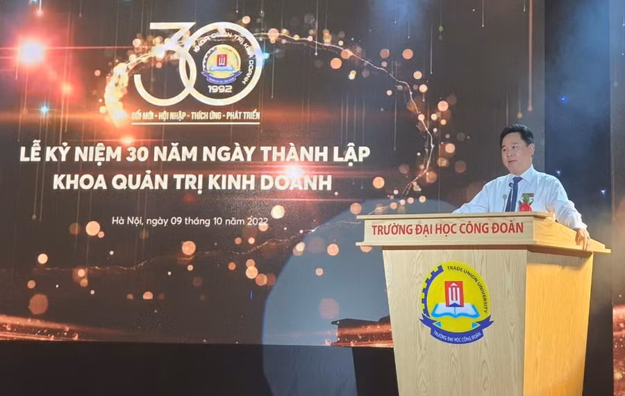 TS Lê Mạnh Hùng – Hiệu trưởng Trường ĐH Công đoàn phát biểu chúc mừng 30 năm thành lập Khoa Quản trị kinh doanh.