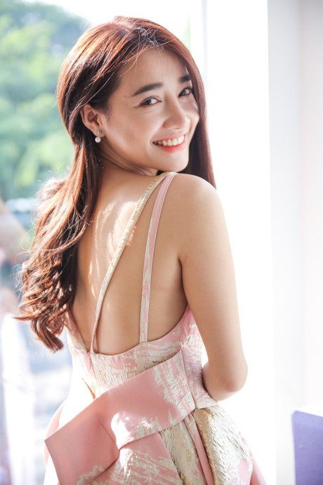 Nhã Phương phơi phới nét xuân với váy áo trễ nải - Ảnh 12 Nha Phuong phoi phoi net xuan voi vay ao tre nai - Anh 12