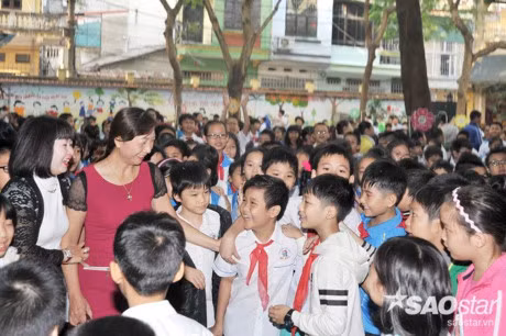 Nhat Minh tro lai truong lop trong vong tay yeu thuong cua thay co va ban be - Anh 1