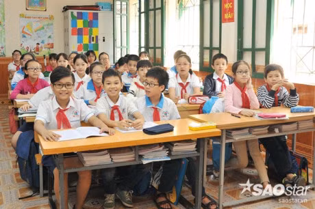 Nhat Minh tro lai truong lop trong vong tay yeu thuong cua thay co va ban be - Anh 6