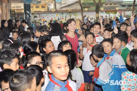 Nhat Minh tro lai truong lop trong vong tay yeu thuong cua thay co va ban be - Anh 2