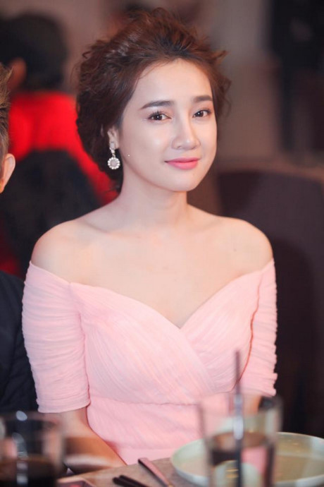 Nhã Phương phơi phới nét xuân với váy áo trễ nải - Ảnh 6 Nha Phuong phoi phoi net xuan voi vay ao tre nai - Anh 6