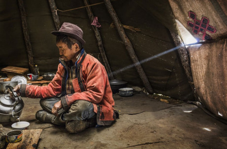 Khám phá cuộc sống của bộ tộc chăn tuần lộc ở Mông Cổ - Ảnh 2 Kham pha cuoc song cua bo toc chan tuan loc o Mong Co - Anh 2