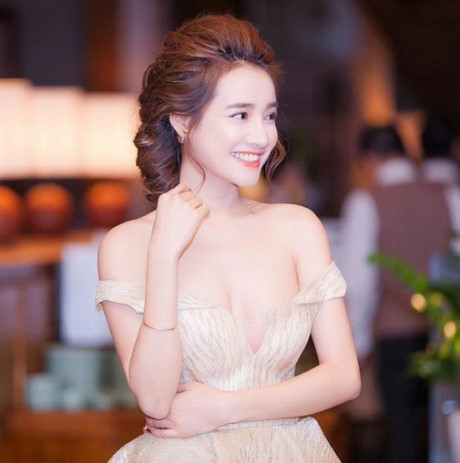 Nhã Phương phơi phới nét xuân với váy áo trễ nải - Ảnh 2 Nha Phuong phoi phoi net xuan voi vay ao tre nai - Anh 2