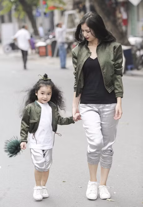 Hot girl nhi so 1 Ha thanh khoe street style chat lu - Anh 8