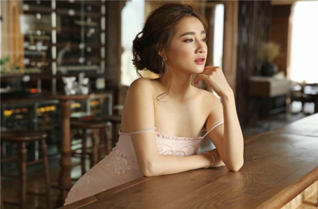 Nhã Phương phơi phới nét xuân với váy áo trễ nải - Ảnh 3 Nha Phuong phoi phoi net xuan voi vay ao tre nai - Anh 3