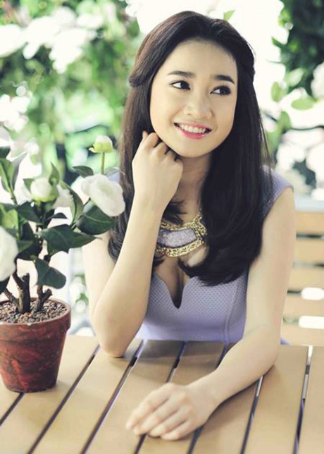 Nhã Phương phơi phới nét xuân với váy áo trễ nải - Ảnh 14 Nha Phuong phoi phoi net xuan voi vay ao tre nai - Anh 14