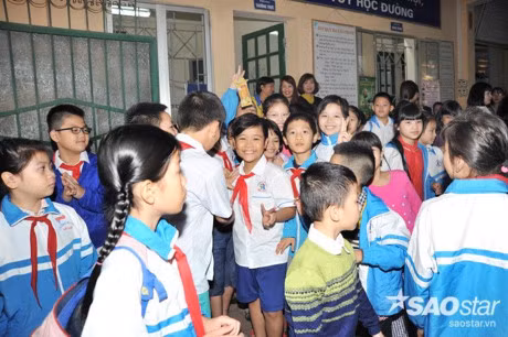 Nhat Minh tro lai truong lop trong vong tay yeu thuong cua thay co va ban be - Anh 3