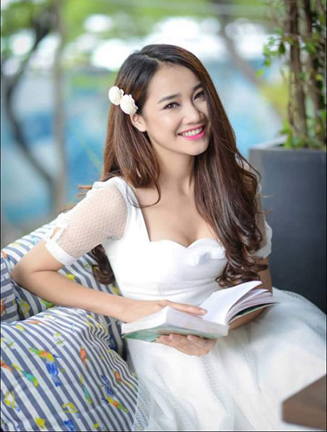 Nhã Phương phơi phới nét xuân với váy áo trễ nải - Ảnh 15 Nha Phuong phoi phoi net xuan voi vay ao tre nai - Anh 15
