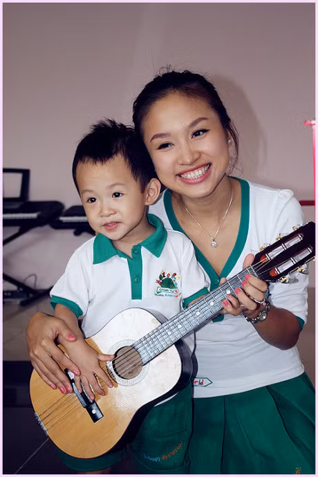 Ngam trang phuc cua sao Viet khi dung tren buc giang - Anh 3