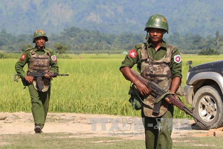 Binh sĩ Myanmar tuần tra tại khu vực làng Maungdaw, bang Rakhine. Ảnh: AFP/TTXVN