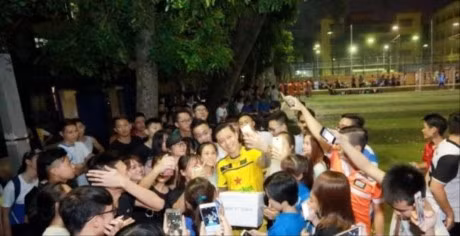 Sau khi cuoi vo, Tuan Hung da lam the nay voi fans nu! - Anh 5