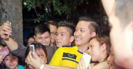 Sau khi cưới vợ, Tuấn Hưng đã làm thế này với fans nữ! - Ảnh 6 Sau khi cuoi vo, Tuan Hung da lam the nay voi fans nu! - Anh 6