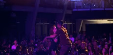 Sau khi cuoi vo, Tuan Hung da lam the nay voi fans nu! - Anh 3