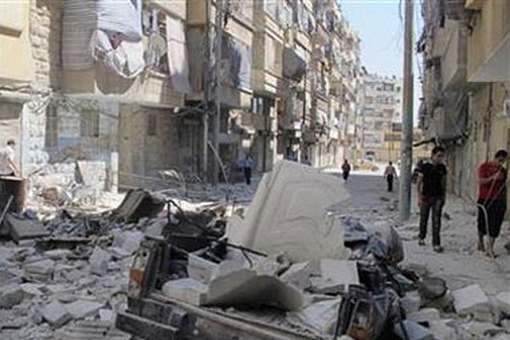 Cảnh đổ nát ở Aleppo sau một vụ nã rocket. (Nguồn: Reuters)