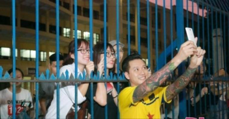 Sau khi cưới vợ, Tuấn Hưng đã làm thế này với fans nữ! - Ảnh 4 Sau khi cuoi vo, Tuan Hung da lam the nay voi fans nu! - Anh 4